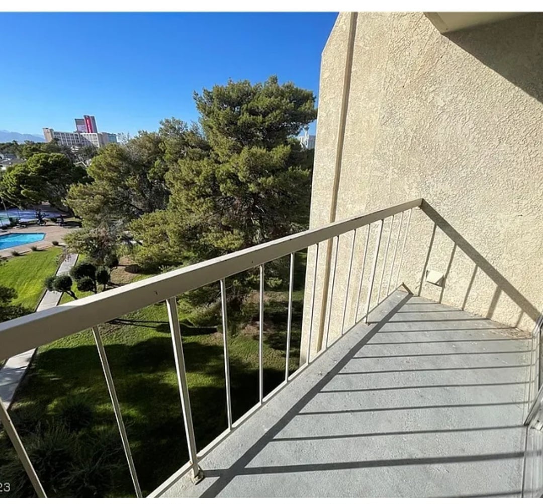 Building Photo - 750 S Royal Crest Cir