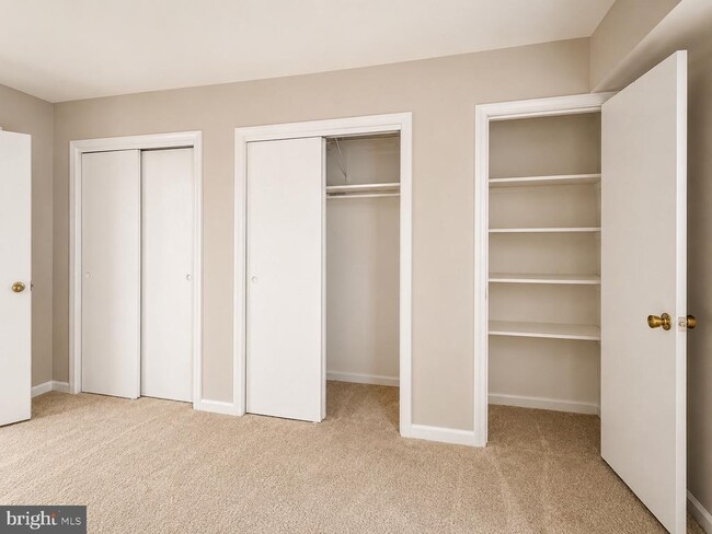 Building Photo - 3830 Lyndhurst Dr