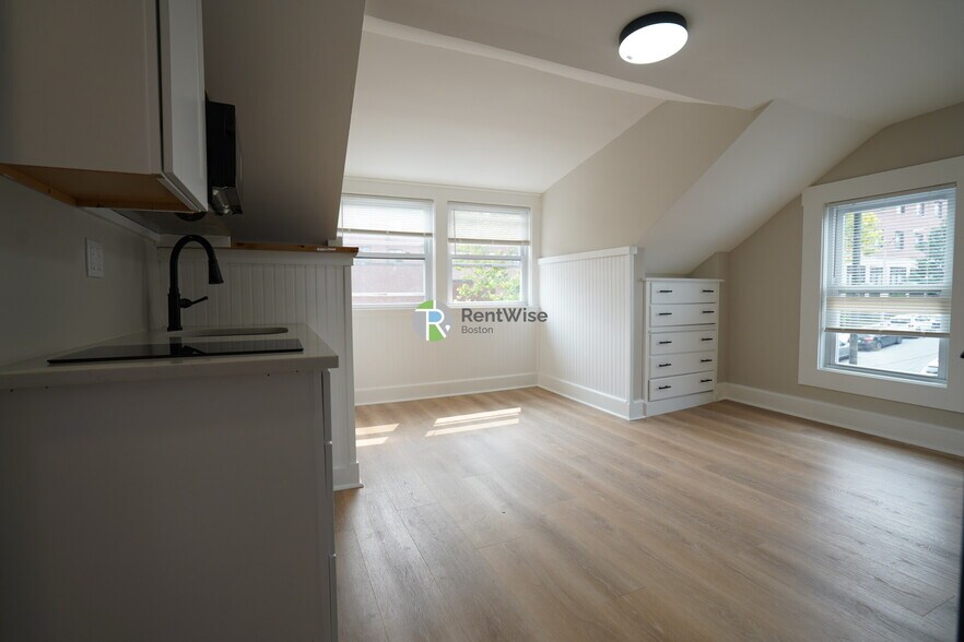 Primary Photo - 142 Dorchester St
