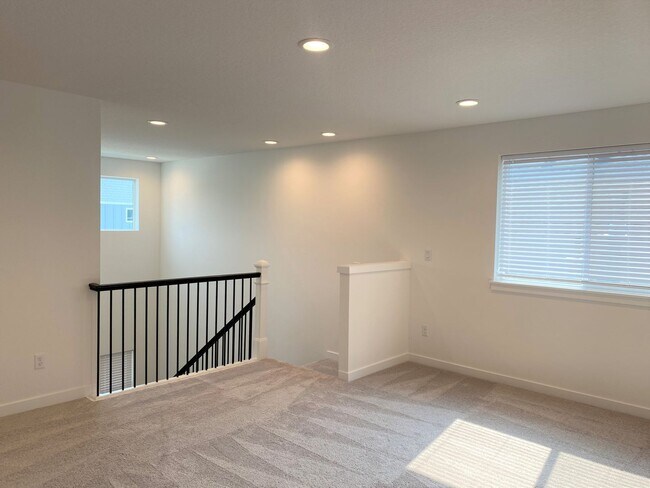 Building Photo - 17705 SW Lockwood Ct