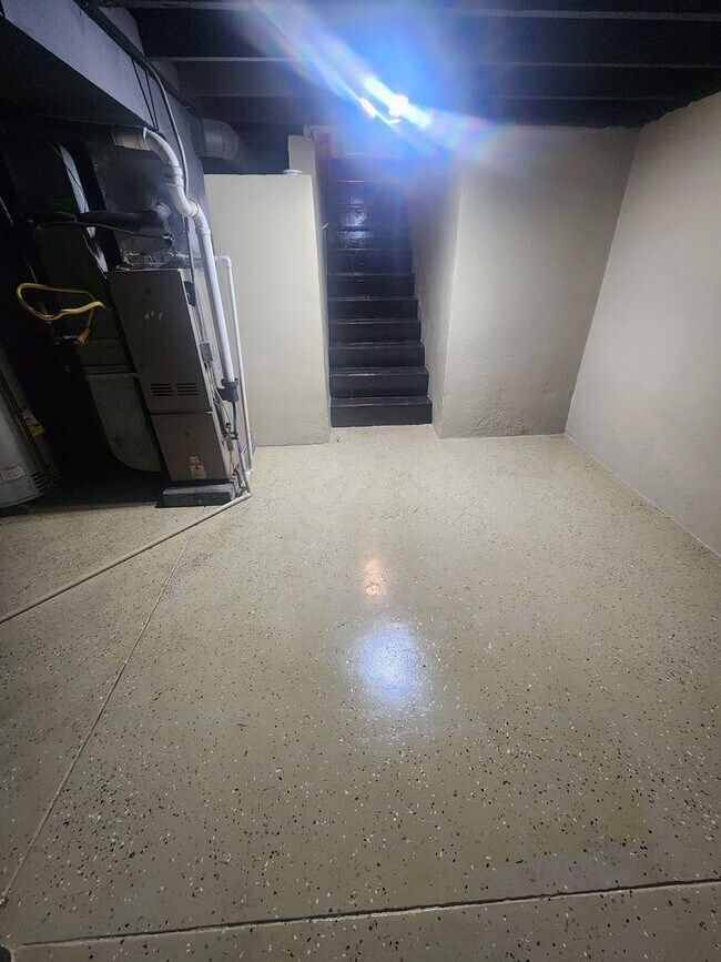 Building Photo - Beautiful 2 bedroom 1 bath renovated home with washer/dryer hookups!