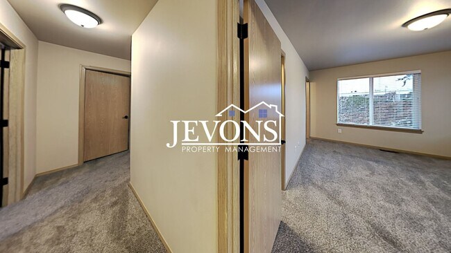 Building Photo - 702 N 29th Ave
