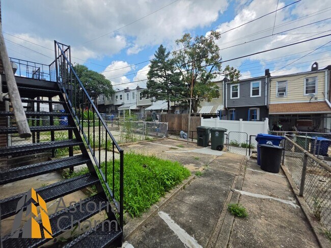 Building Photo - 3016 Pelham Ave