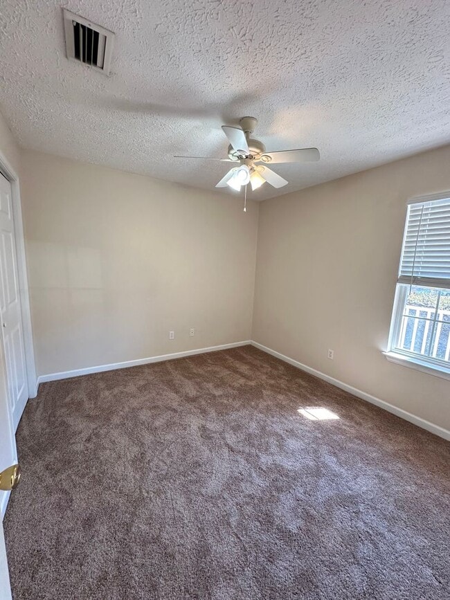 Building Photo - 3 Bed 2 Bath located in the Palm Cove Gated Community!