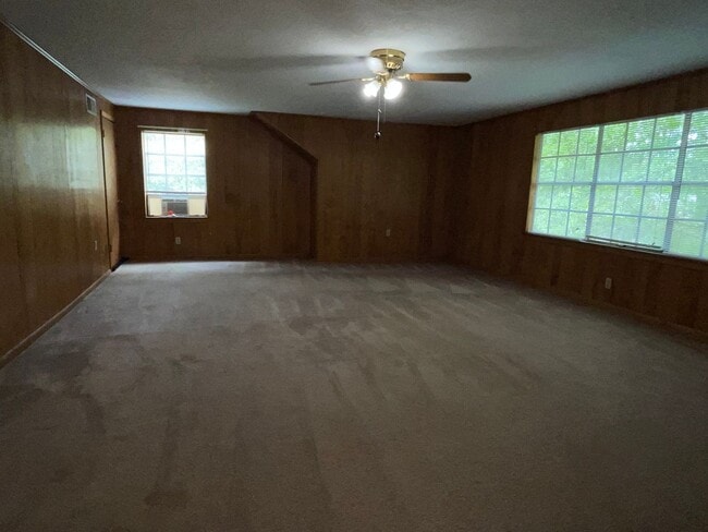 Building Photo - Spacious Home in Country Club Estates