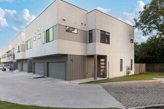 Building Photo - Spacious 3-Bedroom Townhouse Retreat