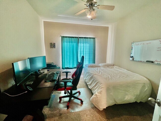 Building Photo - Stylish 2-Bed Condo Available!