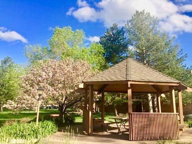 Building Photo - Updated 3 Bedroom Condo in the Wimbledon NOW AVAILABLE