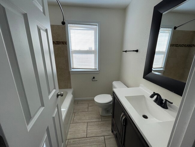 Building Photo - 282 N Franklin St