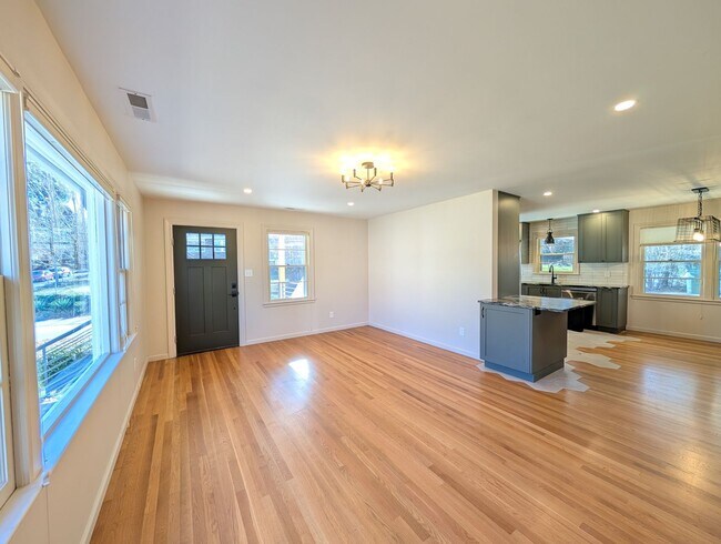 Building Photo - Great West Asheville Location!