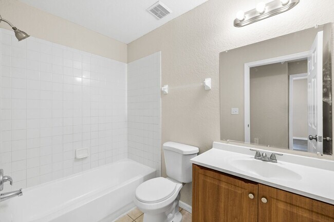 Building Photo - Cute 3/2 home with garage