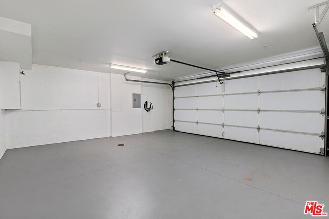 Building Photo - 614 Westmount Dr