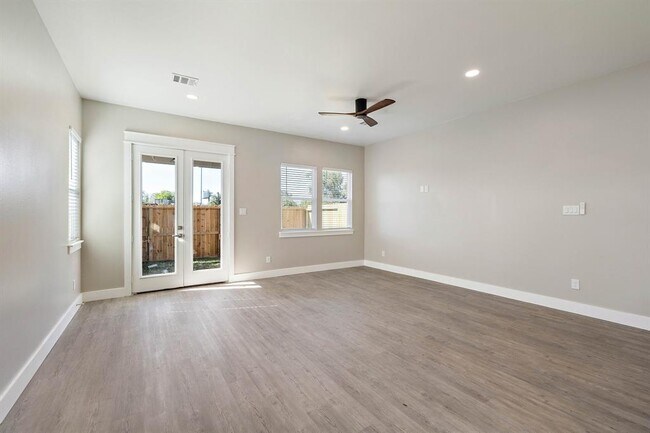 Building Photo - 4909 Fisk St