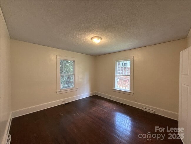 Building Photo - 2214 Floral Ave