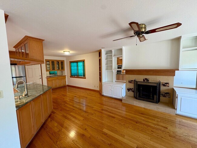 Building Photo - 3057 Carleton Pl