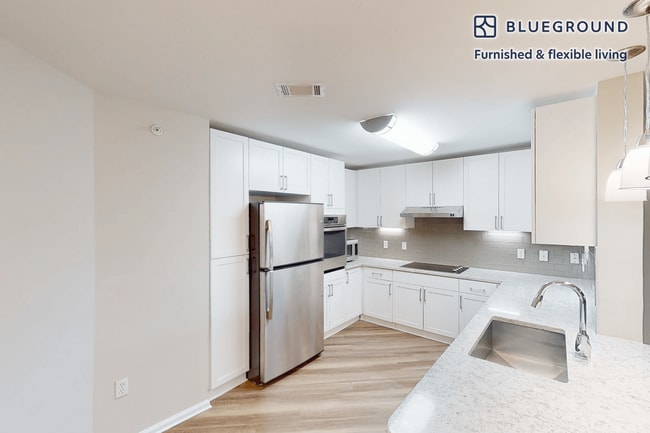 Building Photo - 160 Boylston St