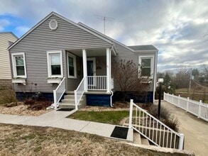 Building Photo - 3 Bedroom in Alton