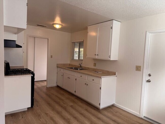 Building Photo - 3BR 1BA w/ 2 Car Garage + Fenced Yard in West Sacramento