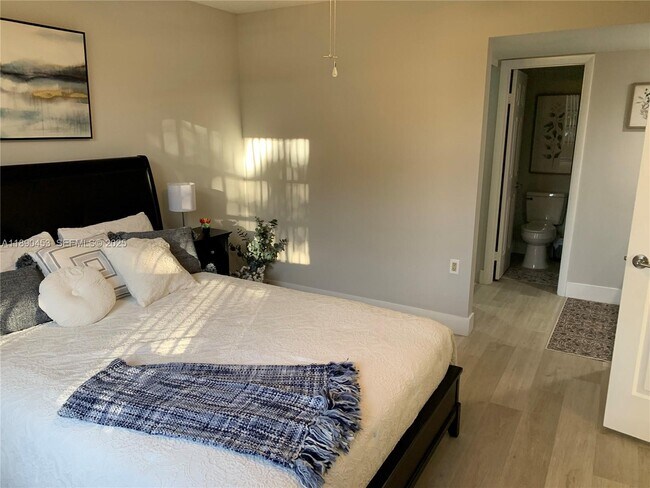 Building Photo - 1709 Whitehall Dr