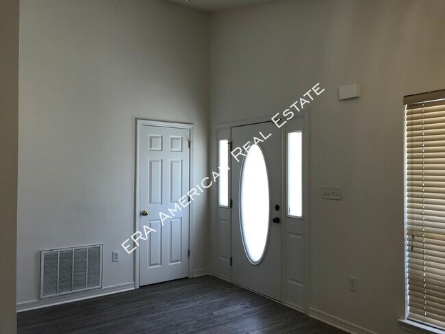 Building Photo - Close To Hurlburt Field!
