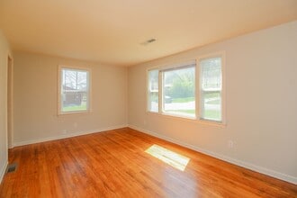 Building Photo - Heart of the Action: Cozy 2 Bed 1 Bath Home