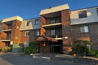 Building Photo - 15 Oak Neck Rd