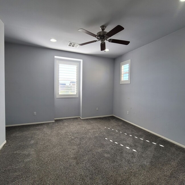 Building Photo - E. Ventura Newer Construction 3+2.5 bath H...