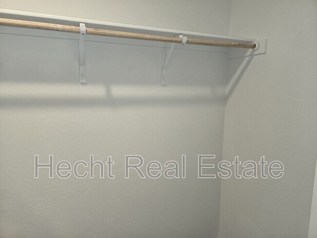 Building Photo - 968 Creek