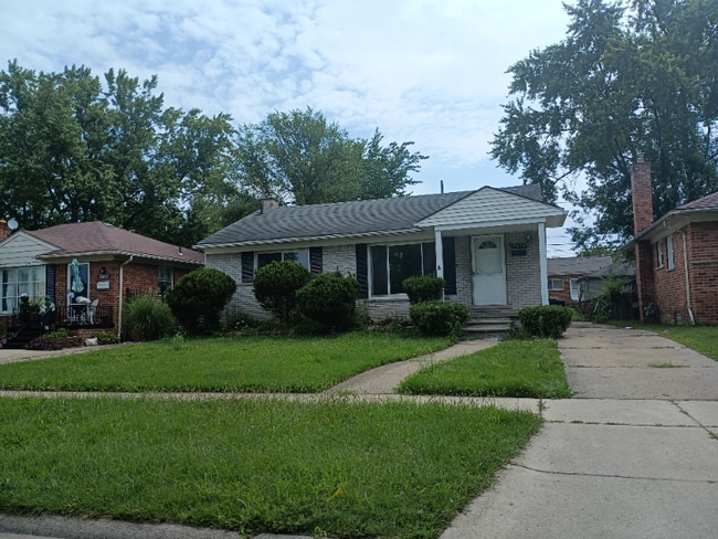 Building Photo - 17676 Glenmore St