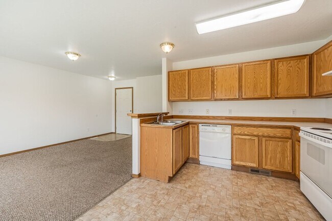 Building Photo - 3 bed 2 bath duplex with sprinkler system