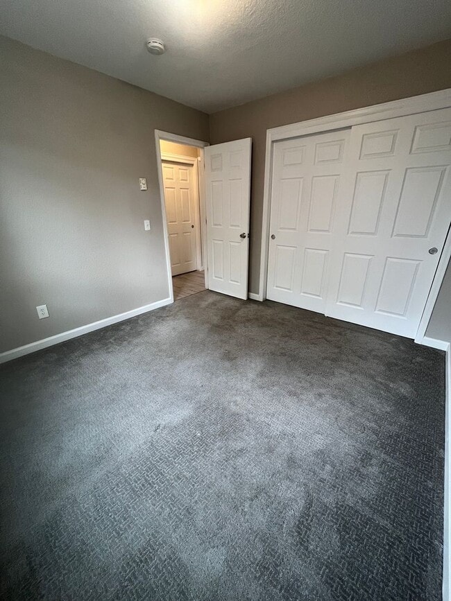 Building Photo - For Rent – Beautifully Remodeled 2-Bedroom Unit in Denver