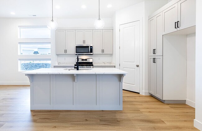 Building Photo - 2823 E Snowberry Dr