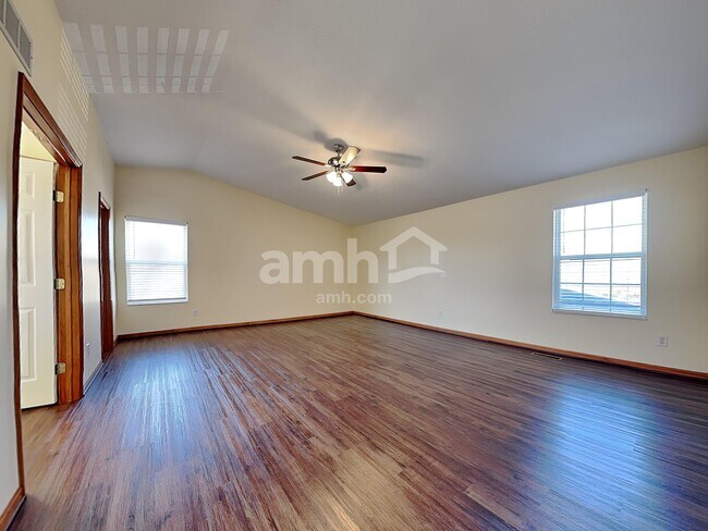 Building Photo - 6088 Lakewood Dr