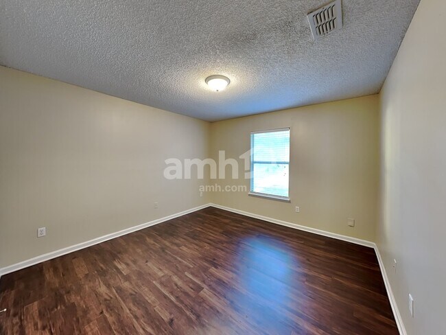 Building Photo - 357 Maplewood Dr