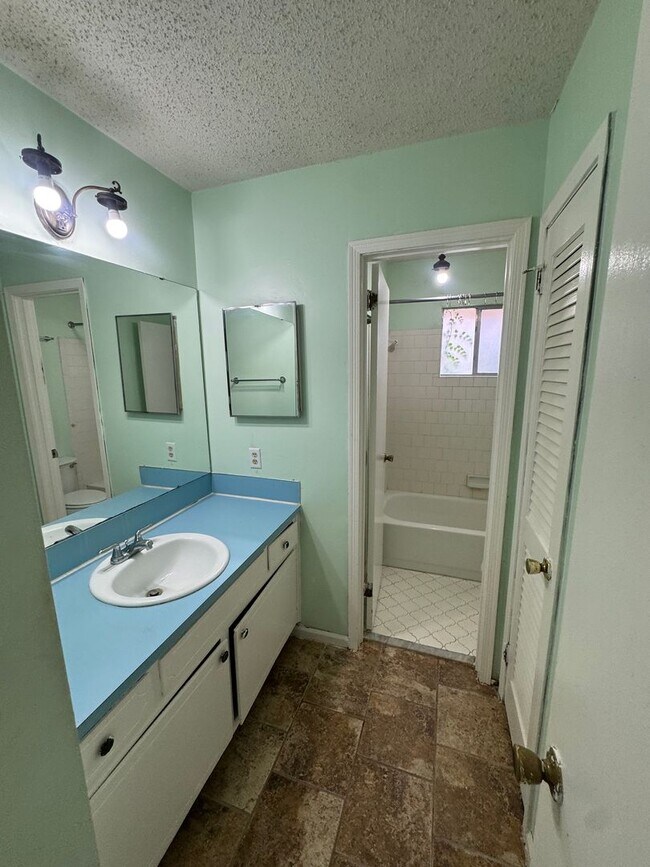 Building Photo - 3324 Cross Creek Dr