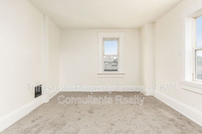 Building Photo - 479 Siebert St