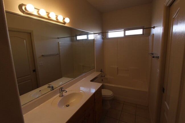Building Photo - 4 Br, 3 Car Garage - Stone Gate at Seven H...