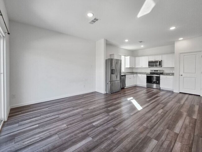 Building Photo - 3BR House • 2-Car Garage • In-Unit Washer/Dryer in Crowley