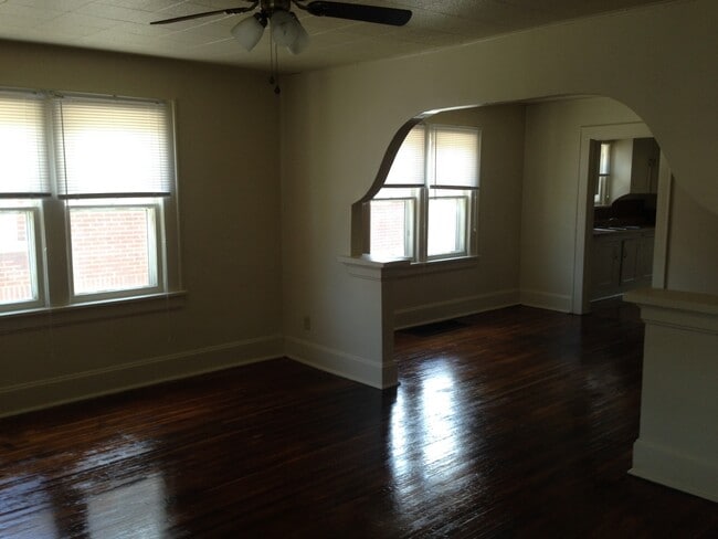 Building Photo - 3 bed, 1 bath house just steps from Missouri State University