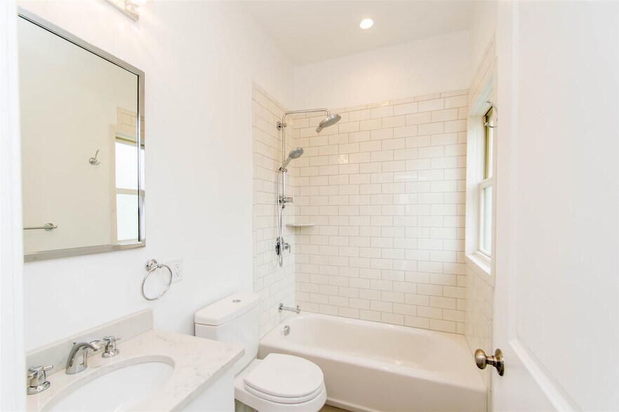 Building Photo - 121 Columbia St