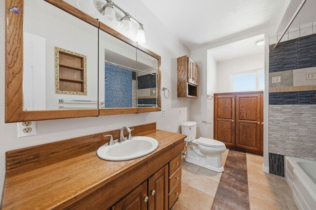 Building Photo - Spacious and Well Maintained 3 Bedroom Home in Orange