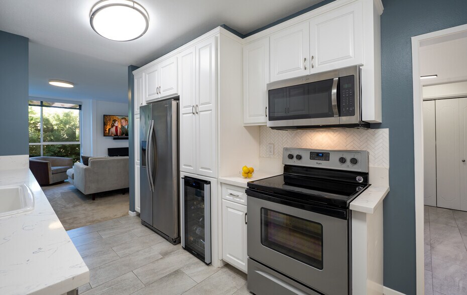 Building Photo - 927 N Kings Rd