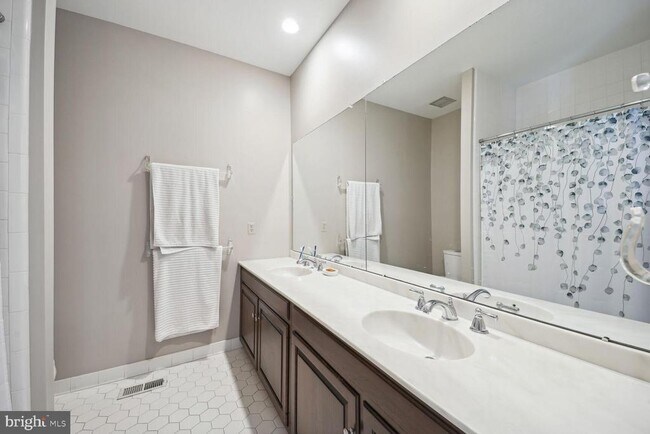 Building Photo - 4373 Westover Pl NW