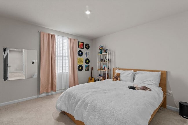 Building Photo - Spacious Home for Rent in Portsmouth!