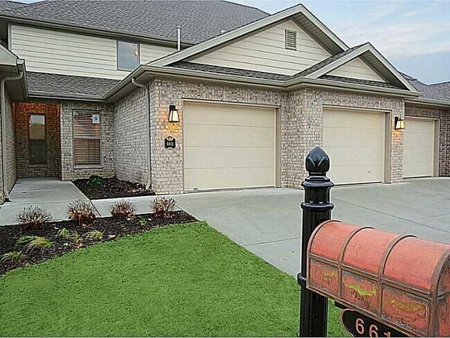 Building Photo - 6615 W Valley View Rd