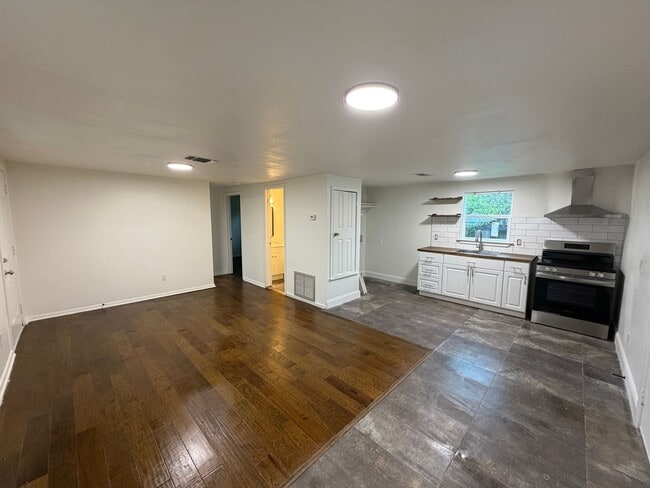 Building Photo - Charming 2BR/1BA Home with Fenced Yard & Mature Trees in Downtown Blanco!