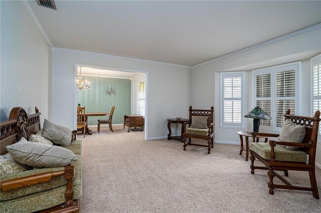 Building Photo - 337 Poenisch Dr