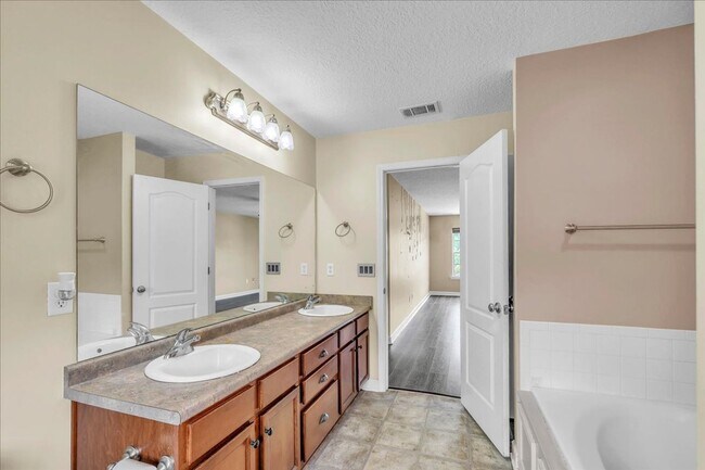 Building Photo - Spacious 4 Bed, 2.5 Bath in White Oak