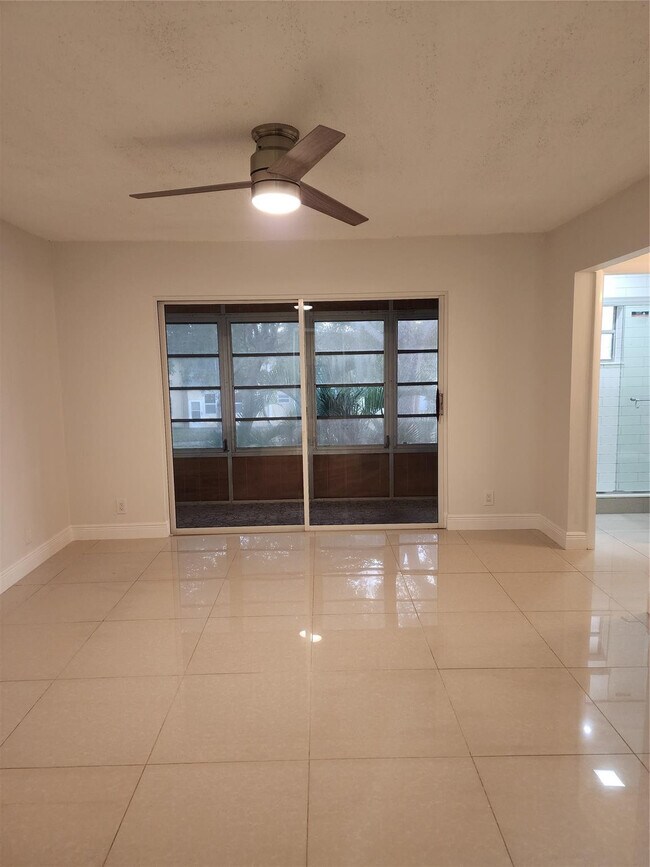 Building Photo - 5140 SW 40th Ave