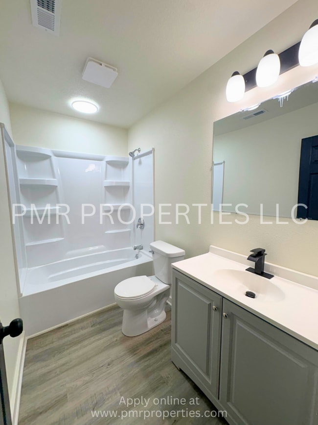 Building Photo - 3 Bedrooms/2 Bathroom House